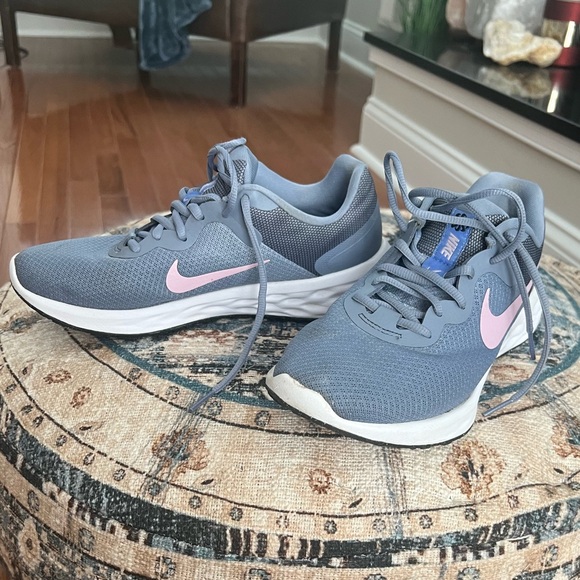 Nike womens running sneakers great condition gray and pink size 9 - Picture 2 of 10